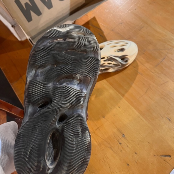 Yeezy foam RNNR MX Cream Clay - Picture 6 of 10